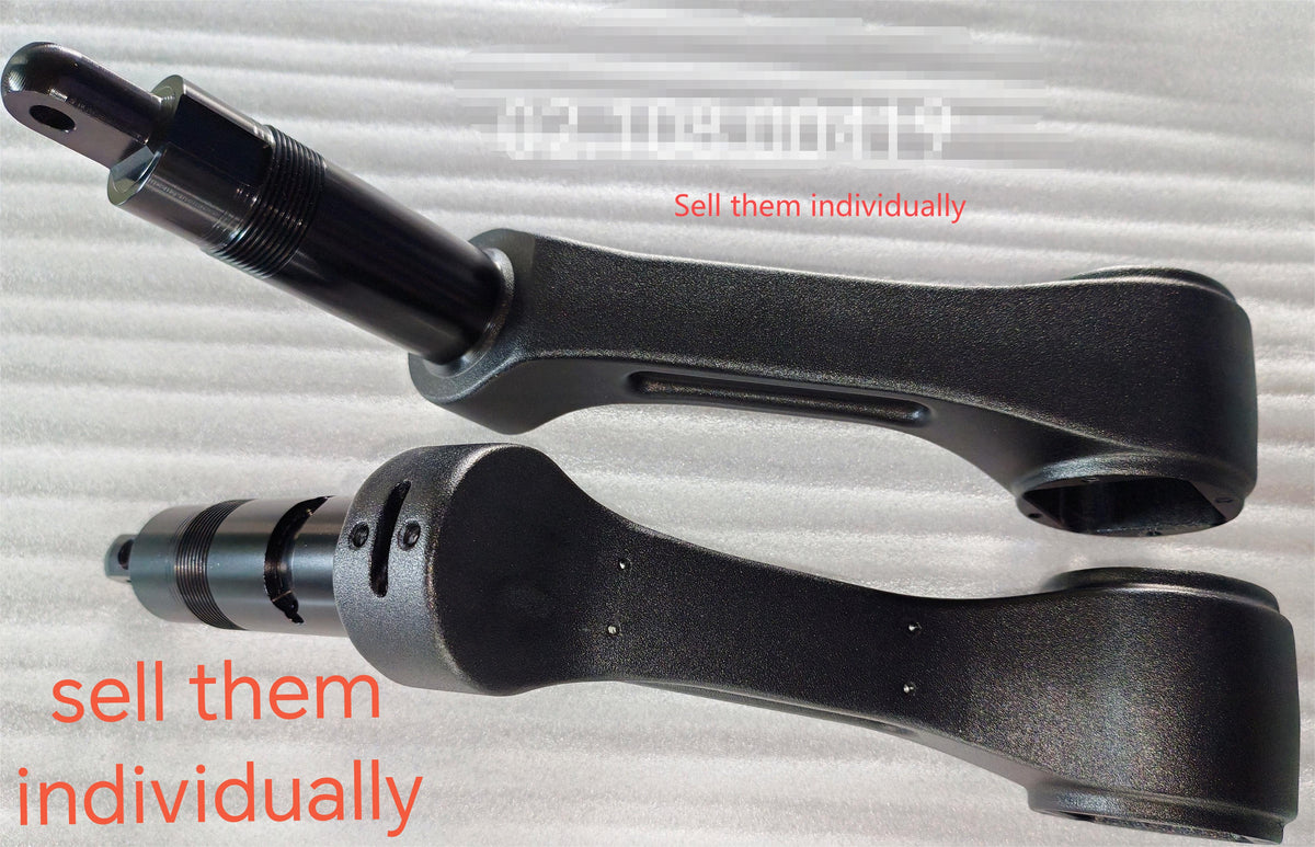 Deux bras de suspension noirs pour trottinette électrique Dualtron posés sur de la mousse blanche.
