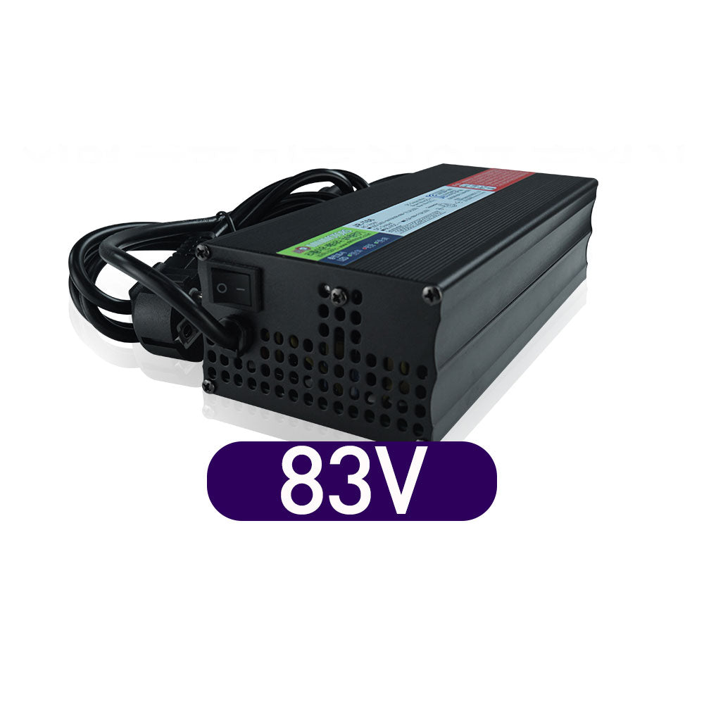 Chargeur rapide 72V noir de trottinette électrique Minimotors vu de trois-quarts
