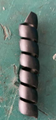 Gaine spirale de protection de câble noire posée verticalement