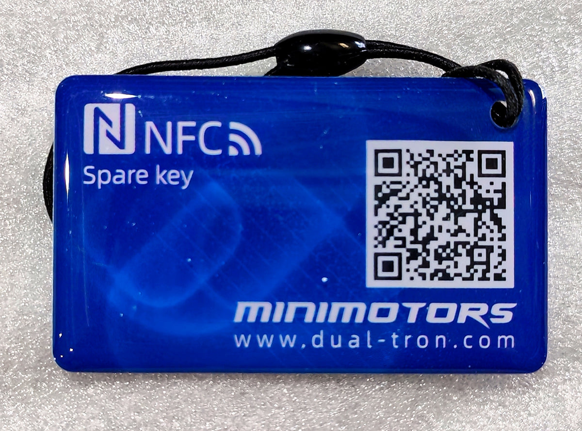 Carte NFC secondaire bleue Minimotors avec code QR et cordon noir vu de face