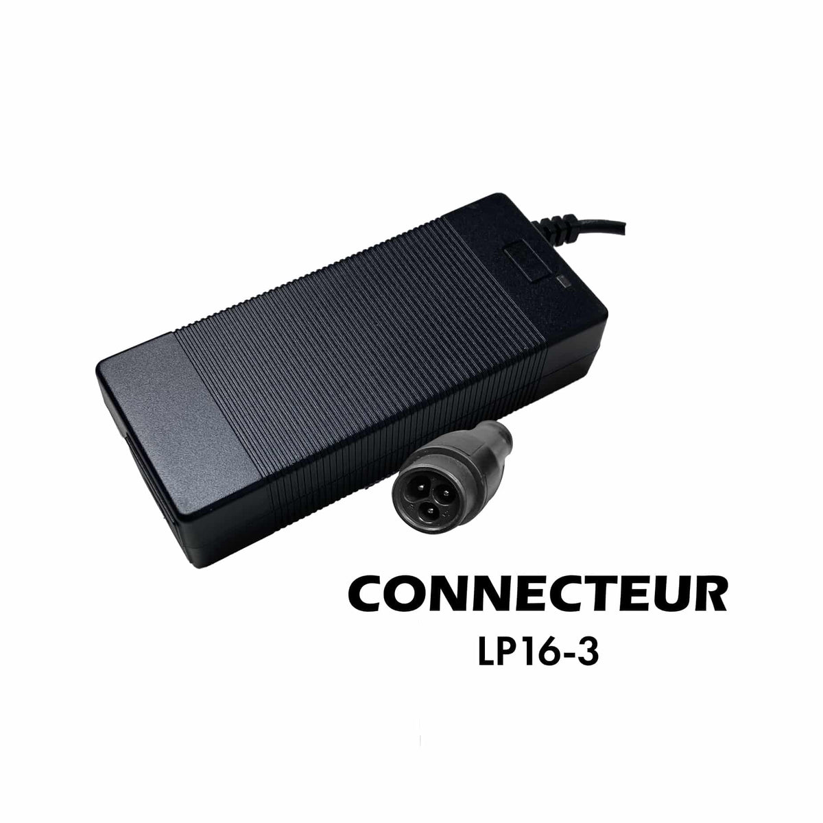 Chargeur noir 48V 2A avec son connecteur LP16-3 à 3 broches sur fond blanc