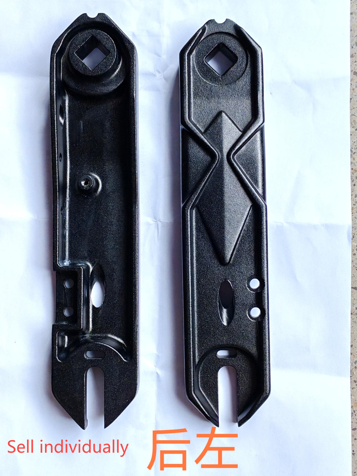 Bras de suspension arrière gauche noir pour trottinette Dualtron Spider 2 présenté sous deux angles sur fond blanc