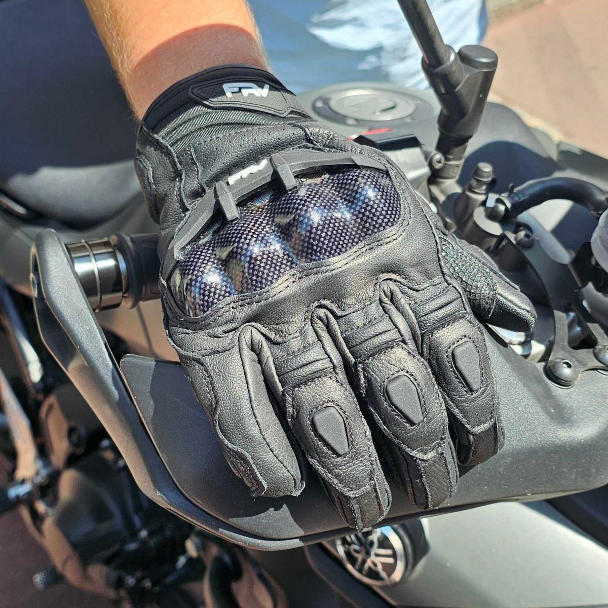 Gants FRV Cuir Carbone Racing : Pour une Conduite en Toute Saison - Weebot