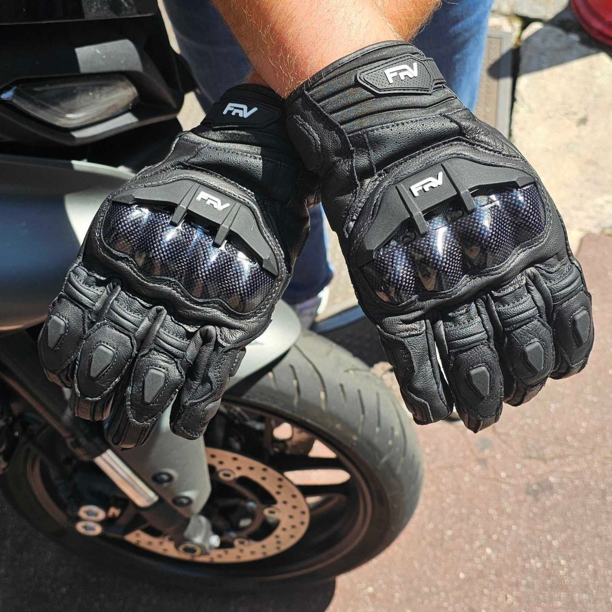 Gants FRV Cuir Carbone Racing : Pour une Conduite en Toute Saison - Weebot