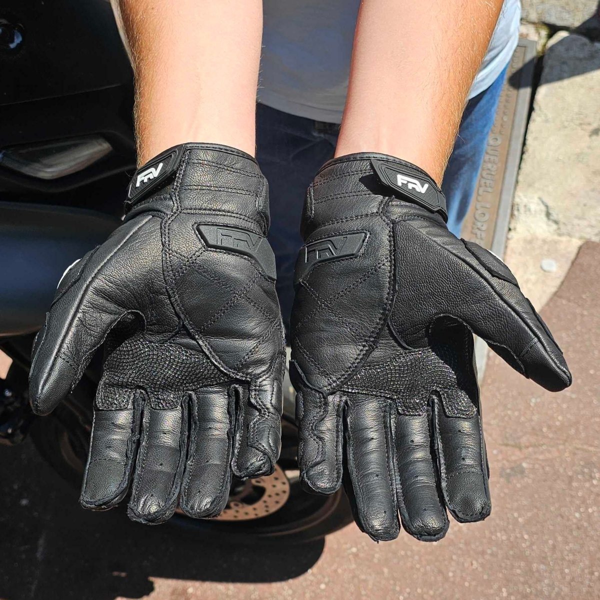 Gants FRV Cuir Carbone Racing : Pour une Conduite en Toute Saison - Weebot