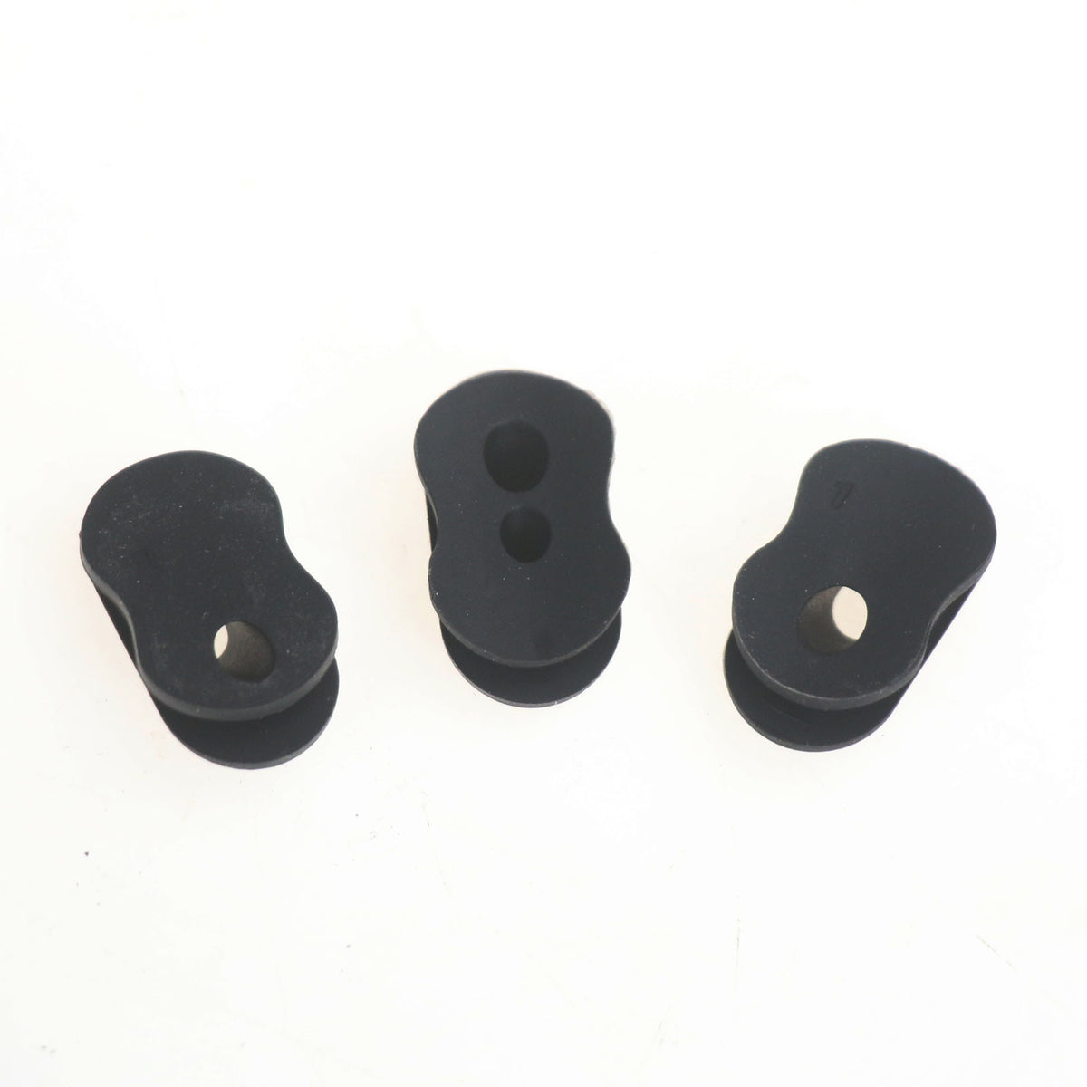 Lot de trois bouchons passe-câble en silicone noir
