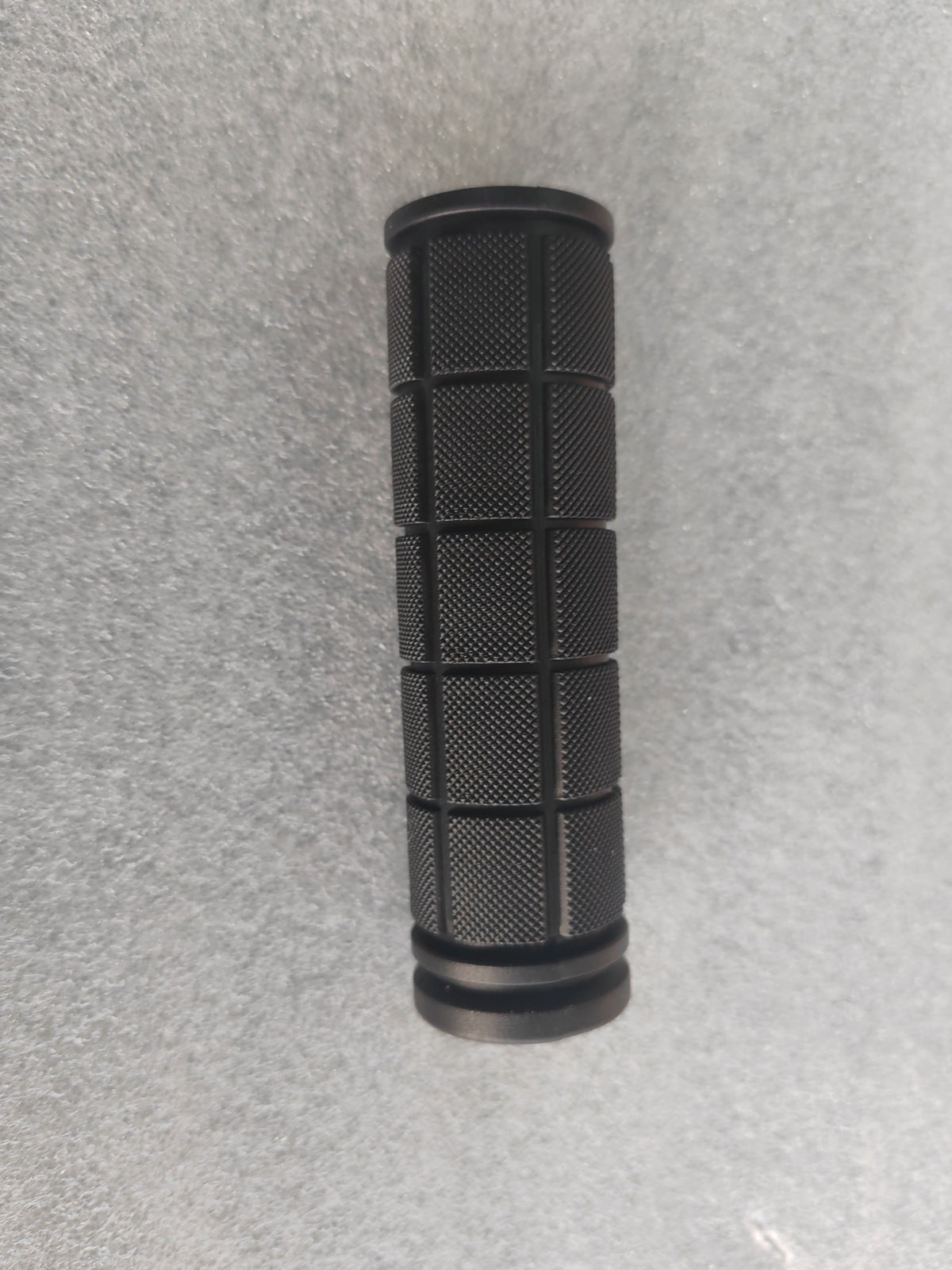 Poignée de guidon noire texturée pour trottinette électrique Rovoron R7 posée à plat