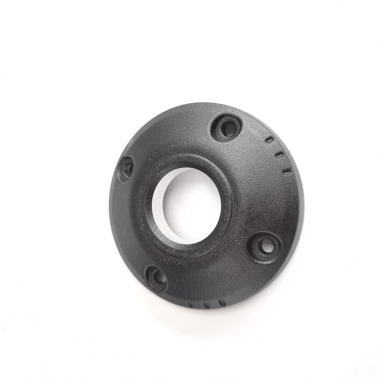 Cache de suspension avant rond noir avec trous de fixation vu sur fond blanc