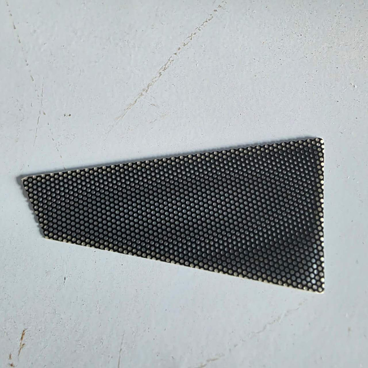 Grille anti-poussière perforée de potence pour Dualtron Sonic Alien posée à plat