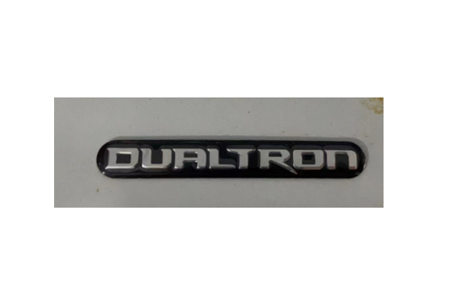 Emblème rectangulaire noir et argenté inscrit DUALTRON pour bras de suspension vu de face