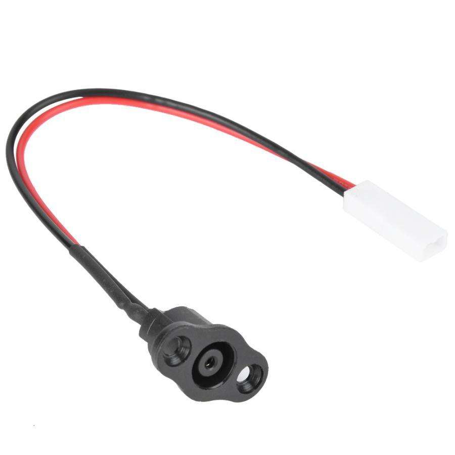 Port de charge avec câble et connecteur blanc pour trottinette électrique