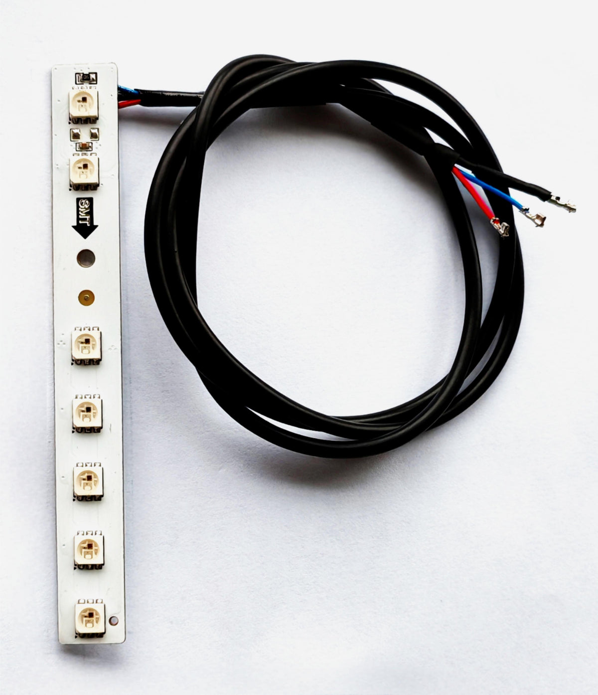 Bande LED arrière pour bras oscillant reliée à un câble noir sur fond blanc