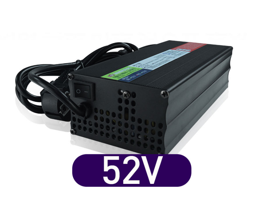Chargeur rapide 52V noir pour trottinette électrique avec son câble d'alimentation vu de trois quarts