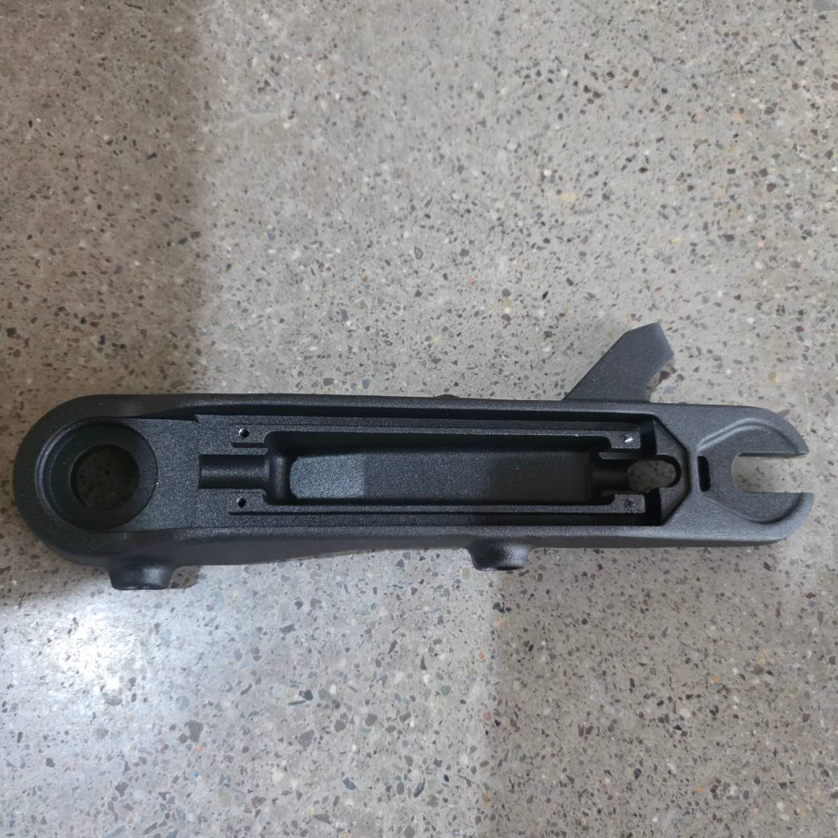 Bras de suspension A noir pour trottinette électrique Dualtron Sonic Alien posé à plat