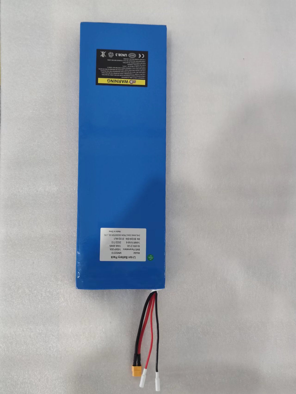 Batterie interne bleue 52V 21Ah avec ses câbles de connexion vue de dessus