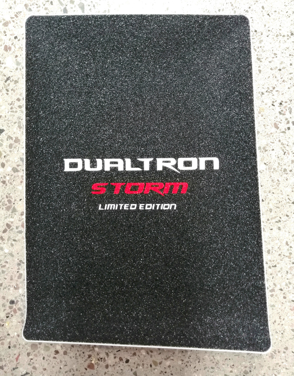 Grip antidérapant noir avec logo Dualtron Storm Limited Edition