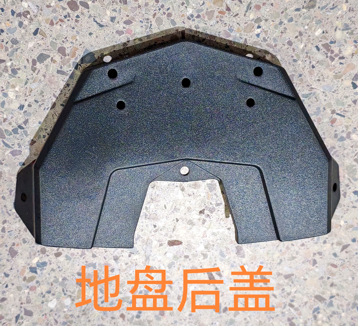 Capot inférieur arrière noir en plastique pour trottinette Dualtron Aminia vu de dessus
