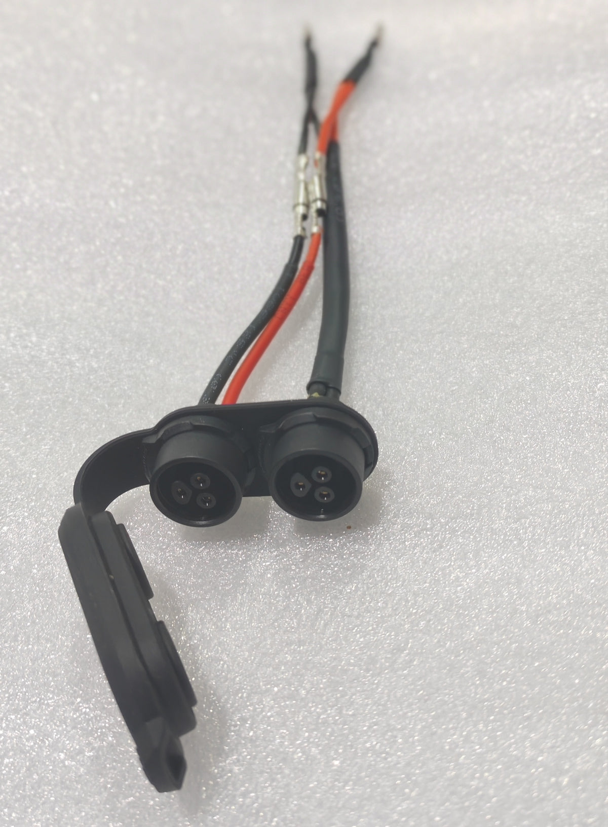 Double port de charge noir pré-câblé avec son bouchon de protection pour trottinette électrique Rovoron R7
