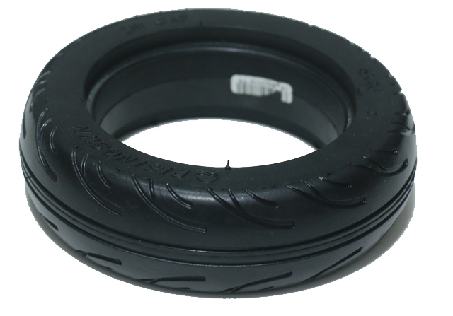 Pneu plein noir 6,5 pouces de 6x2 vu de trois-quarts