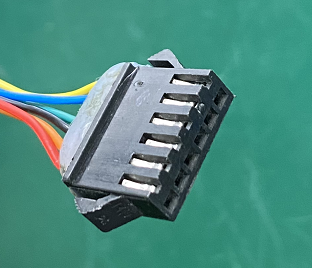 Connecteur SM-6Y femelle noir à 6 broches relié à des fils électriques de couleur