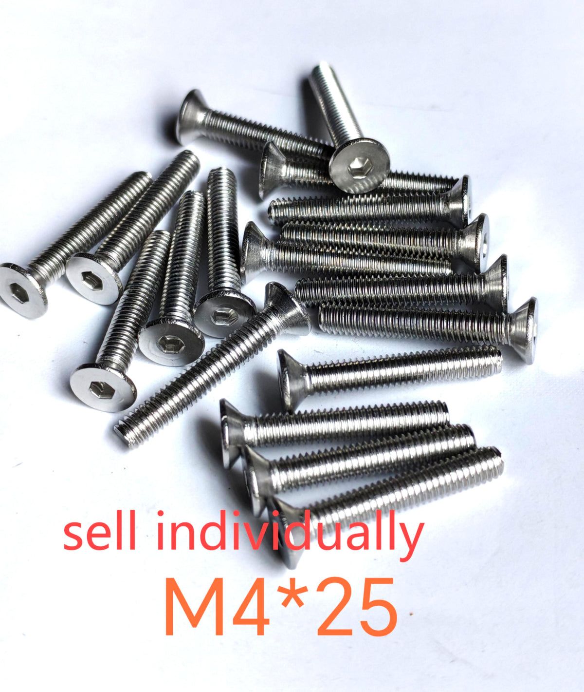 Plusieurs vis métalliques argentées M4x25 à tête fraisée pour trottinette électrique Dualtron