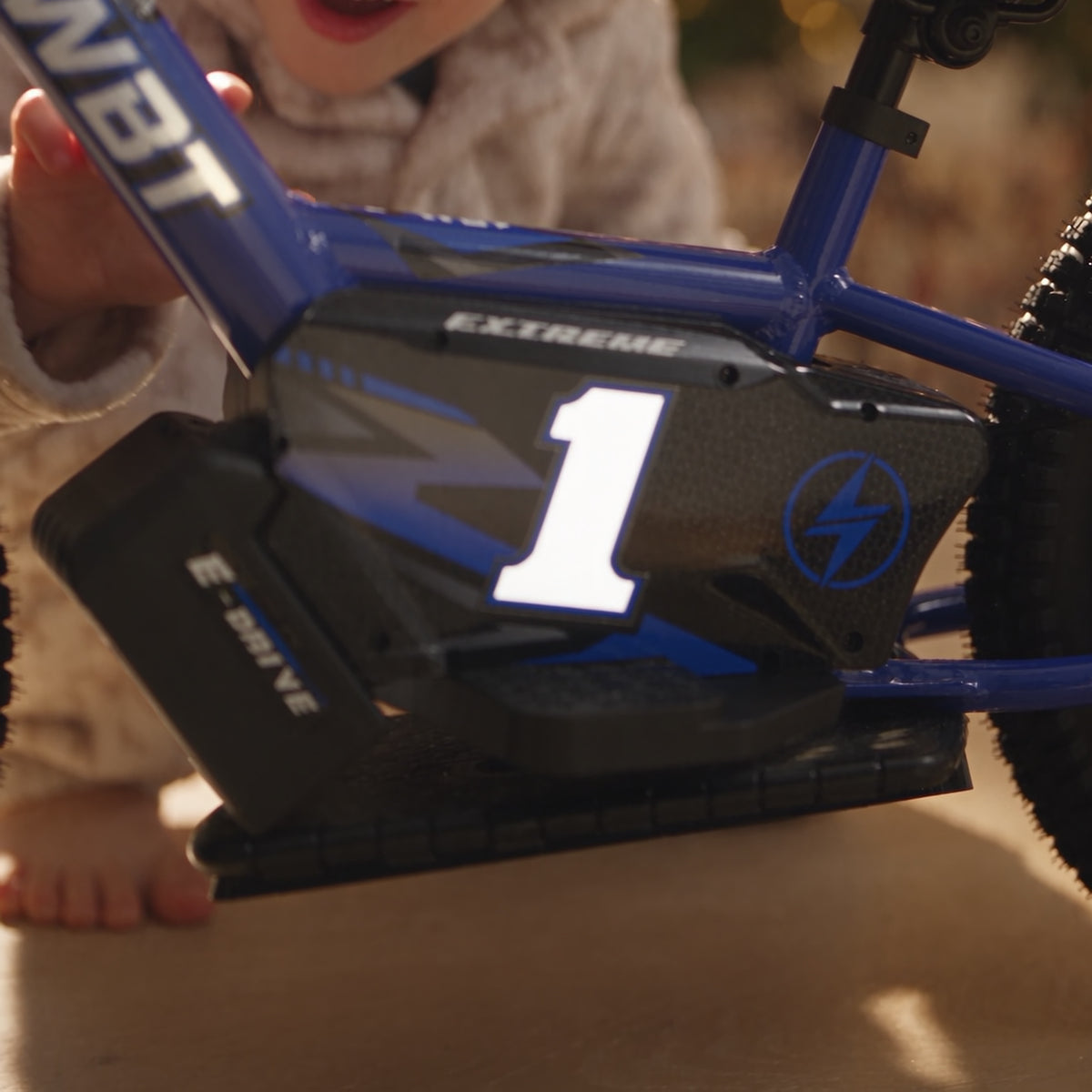 Un enfant découvre la WBT Kick X au pied du sapin