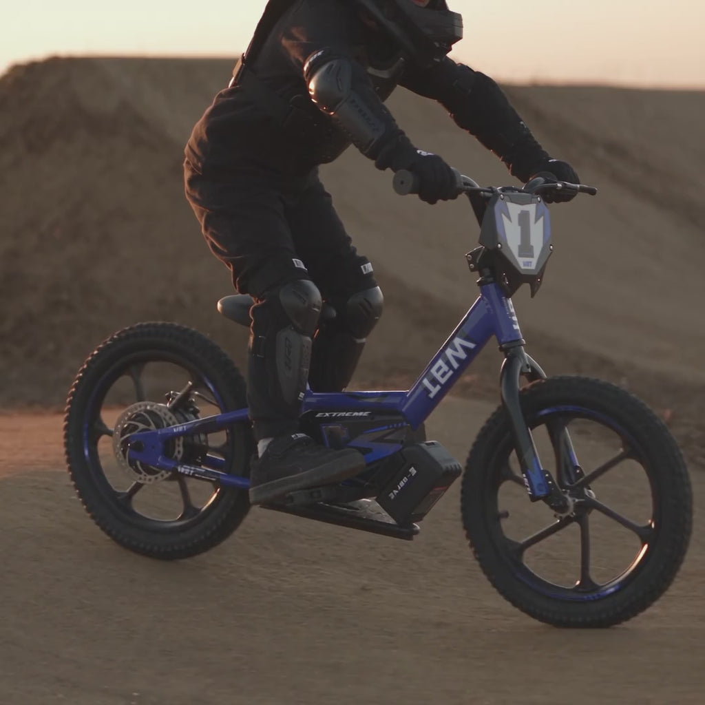Un enfant enchaîne les bosses d'un pumptrack sur la WBT Kick X