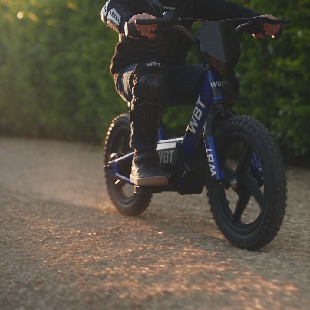 Un enfant s'élance sur la WBT Kick
