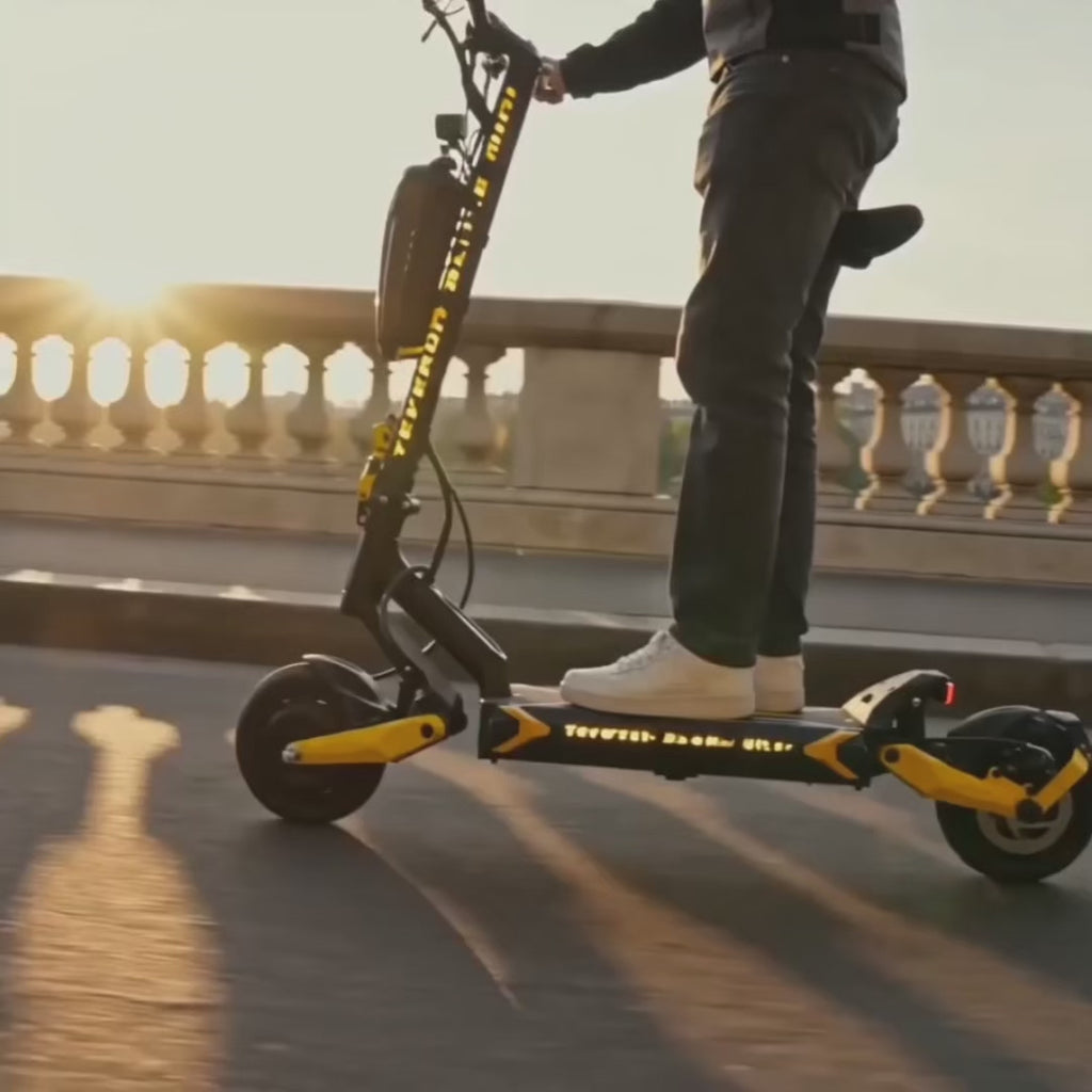 Trottinette Électrique Teverun Blade Mini Ultra en action : présentation vidéo du bimoteur Teverun — Weebot.