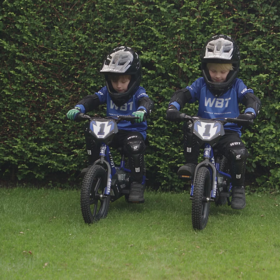 Deux enfants côte à côte lancent leurs draisiennes électriques WBT dans le jardin