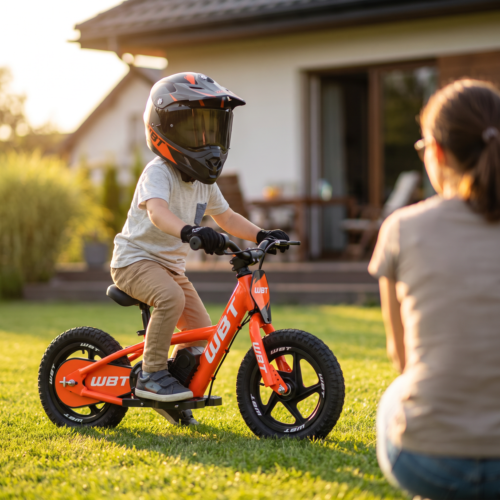 enfant sur draisienne électrique WBT Rookie dans le jardin