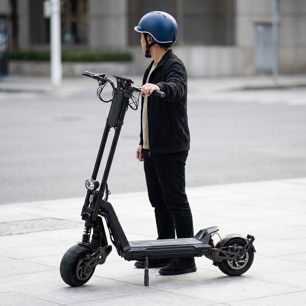 Trottinette Électrique Inmotion RS Jet noire — à l'arrêt à côté d'un adulte, pour l'échelle