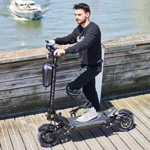 https://www.wee-bot.com/cdn/shop/files/trottinette_electrique_teverun_fighter_supreme_plus_rapide_puissante-886990.jpg?v=1734952774&width=600