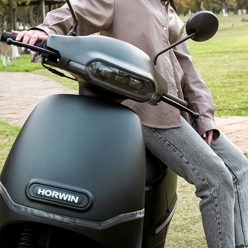 scooter électrique horwin ek1 noir mat face avant logo